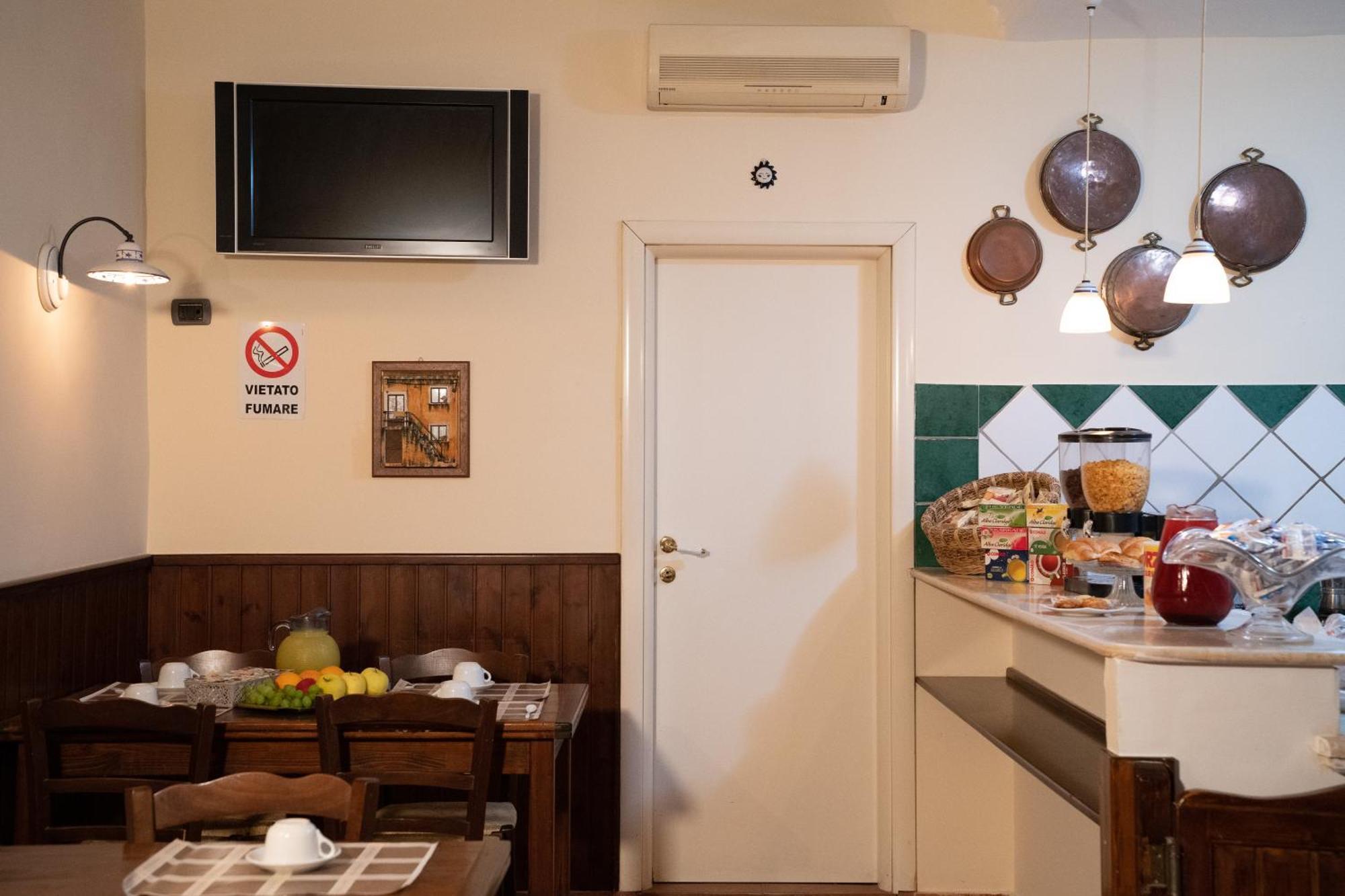 B&B Conte Cavour Наполи Екстериор снимка