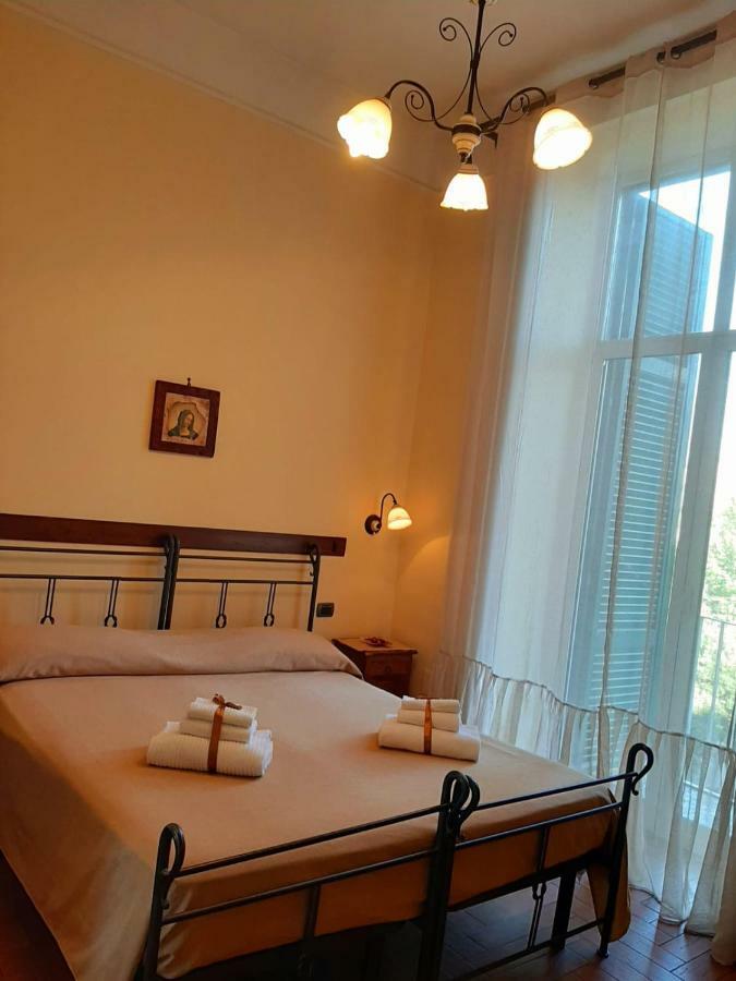 B&B Conte Cavour Наполи Екстериор снимка